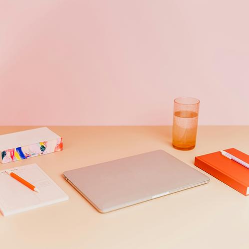 Persona trabajando en diseño web con interfaz moderna