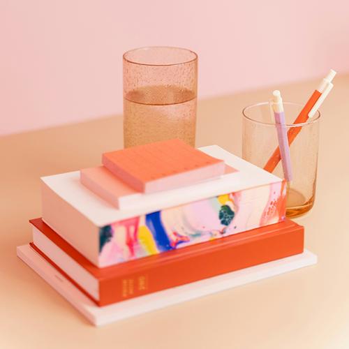 Sesión de consulta web con laptop y notas