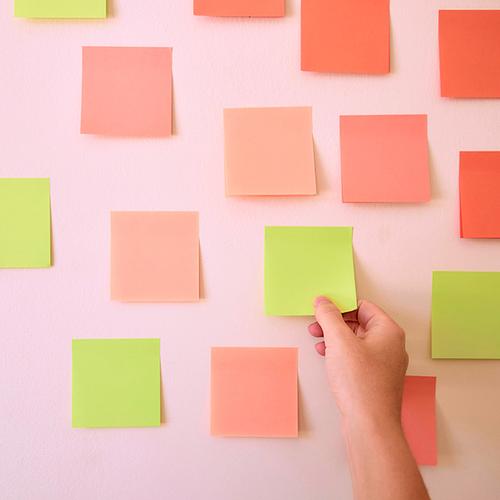 Sesión de planificación estratégica con documentos y diagramas